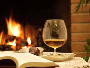 een glas wijn op een tafel naast een boek bij Casa Amiata 2 in Montelaterone +35 foto's