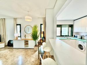 eine weiße Küche mit einem Waschbecken und einer Waschmaschine in der Unterkunft RS 12 Luxury Center of Marbella - EaW Homes in Marbella + 14 Fotos