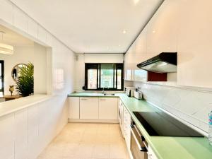 eine Küche mit weißen Schränken und einer grünen Arbeitsplatte in der Unterkunft RS 12 Luxury Center of Marbella - EaW Homes in Marbella