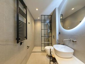 Ένα μπάνιο στο LIV Luxury Mini Penthouse City Center 7B +17 φωτογραφίες