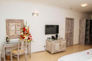 Телевизор и/или развлекательный центр в Hibiscus Boutique Hotel