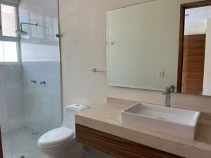 Un baño de Aqua Reef Condos Sayulita Apt 3 18 fotos más