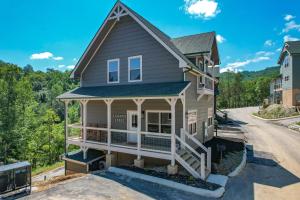 una casa con un portico avvolgente di Liberty Lodge - Family Getaway with Pool, Hot Tub, Arcade & Dogs a Pigeon Forge