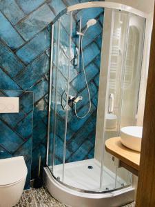 une salle de bain avec douche et toilettes dans l'établissement Hotel & Restauracja Kormoran, à Orzysz
