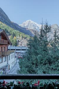 vista su una strada con alberi e montagne di Maison Federica a Pré-Saint-Didier