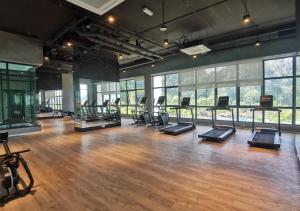 Γυμναστήριο ή/και όργανα γυμναστικής στο Hotspring 2 Room Suite 1910 with Theme Park View and Netflix 6 pax