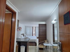 ein Hotelzimmer mit einem Bett und einem Tisch und Stühlen in der Unterkunft Apartamento BLUE in João Pessoa + 28 Fotos