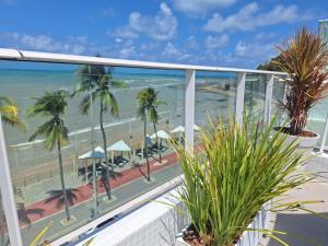 ein Blick auf den Strand von einem Balkon in der Unterkunft Apartamento BLUE in João Pessoa
