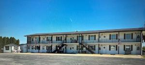 a large white building with a lot of windows at Motel Tipton in Tipton