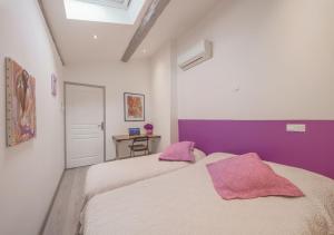 Posteľ alebo postele v izbe v ubytovaní ღ LA CHARMERIE Duplex climatisé à 5min du Vieux Port