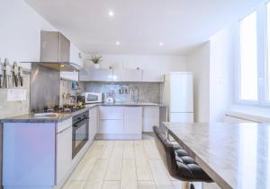 Kuchyňa alebo kuchynka v ubytovaní ღ LA CHARMERIE Duplex climatisé à 5min du Vieux Port