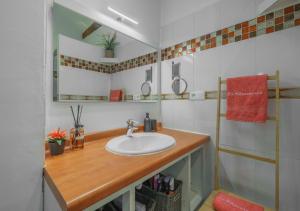 Kúpeľňa v ubytovaní ღ LA CHARMERIE Duplex climatisé à 5min du Vieux Port + 24 fotografií