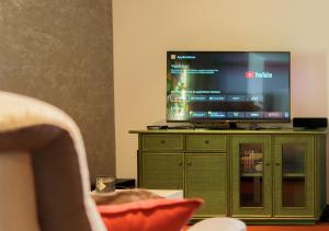 Televízia a/alebo spoločenská miestnosť v ubytovaní ღ LA CHARMERIE Duplex climatisé à 5min du Vieux Port