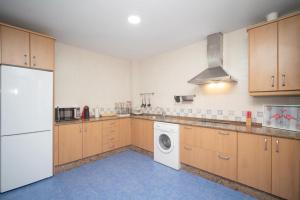 eine Küche mit Waschmaschine in der Unterkunft Apartamento ateneo in Sanlúcar de Barrameda