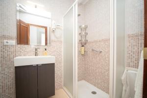 ein Badezimmer mit Waschbecken und Dusche in der Unterkunft Apartamento ateneo in Sanlúcar de Barrameda + 24 Fotos