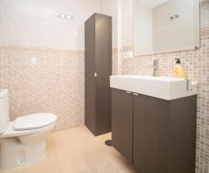 ein Badezimmer mit Waschbecken und Toilette in der Unterkunft Apartamento ateneo in Sanlúcar de Barrameda