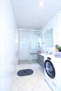 Ένα μπάνιο στο Apartman Nam 6 +15 φωτογραφίες