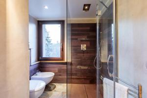 e bagno con lavandino, servizi igienici e doccia in vetro. di Maison Federica a Pré-Saint-Didier Altre 31 foto