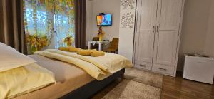 ジュディアルにあるPenzión Blankaのベッドとテレビのある寝室 +73枚の写真