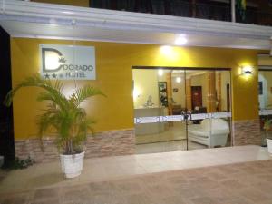 un negozio con una palma di fronte di Dorado Hotel a Cobija
