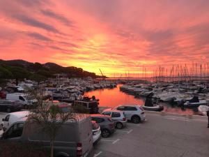 ガイヤックにあるBord de mer aux Pins Penchésの夕暮れ時のマリーナに停車する車