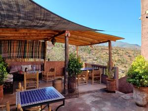 un patio avec une table et des chaises et une vue dans l'établissement Riad Heermans, à Ouzoud