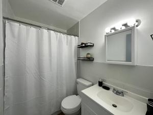 Ένα μπάνιο στο Affordable Stay Near Proctors A5 +39 φωτογραφίες