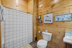 Ванная комната в The Lazy Bee - Mountain Views, Pool, Hot Tub & Games for All