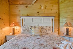 Кровать или кровати в номере The Lazy Bee - Mountain Views, Pool, Hot Tub & Games for All