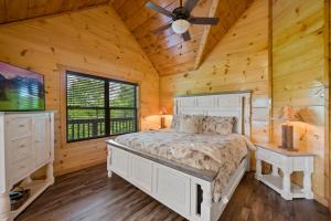 Кровать или кровати в номере The Lazy Bee - Mountain Views, Pool, Hot Tub & Games for All
