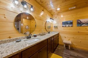Ванная комната в The Lazy Bee - Mountain Views, Pool, Hot Tub & Games for All