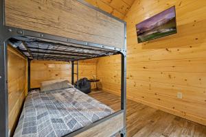 Кровать или кровати в номере The Lazy Bee - Mountain Views, Pool, Hot Tub & Games for All