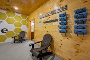 Гостиная зона в The Lazy Bee - Mountain Views, Pool, Hot Tub & Games for All
