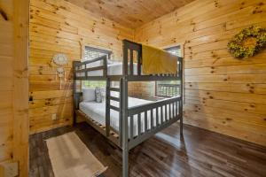 Кровать или кровати в номере The Lazy Bee - Mountain Views, Pool, Hot Tub & Games for All