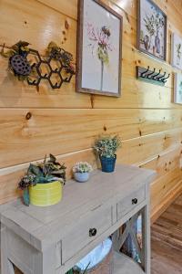 Фотография из галереи The Lazy Bee - Mountain Views, Pool, Hot Tub & Games for All в городе Севьервилл