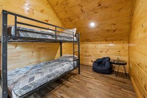 Кровать или кровати в номере The Lazy Bee - Mountain Views, Pool, Hot Tub & Games for All