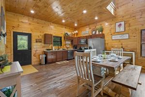 Кухня или мини-кухня в The Lazy Bee - Mountain Views, Pool, Hot Tub & Games for All
