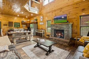 赛维尔维尔The Lazy Bee - Mountain Views, Pool, Hot Tub & Games for All的小木屋内带壁炉的客厅