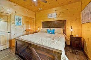 赛维尔维尔The Lazy Bee - Mountain Views, Pool, Hot Tub & Games for All的小木屋里有一张床的卧室 更多37张照片