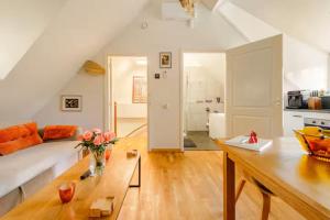 a living room with a couch and a table at Bed and Breakfast De Haen - Privé-appartementen van 43 of 60 m2 met tweepersoons bubbelbad - Finse sauna - in westvleugel van luxe villa in Oss