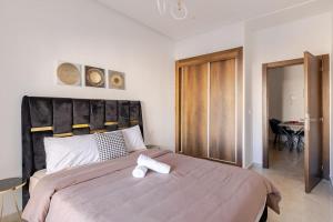 Postel nebo postele na pokoji v ubytování Cozy Suite & Balcony - Beach & Train Station