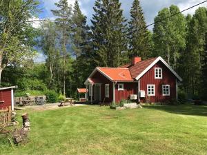a red house in the middle of a yard at Lilla Skogstorp in Åseda