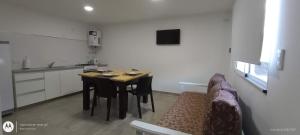 Una cocina con una mesa y un sofá en una habitación. en Descans ar Luna, en Bahía Blanca
