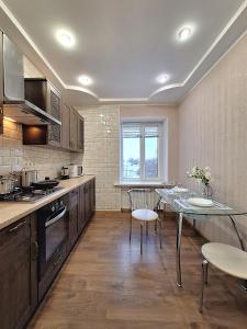 Η κουζίνα ή μικρή κουζίνα στο Сапсан 2 Мережа квартир AlexApartments Документи для відряджень