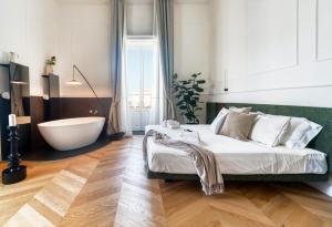 een slaapkamer met een bad, een bed en een bad bij THE PLACE Ortigia in Siracusa