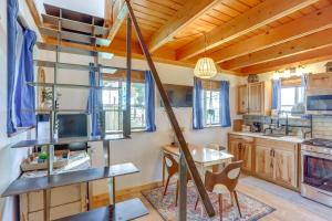 une cuisine avec un escalier en colimaçon dans une petite maison dans l'établissement Cortez Casita with Hot Tub at Bella Vista Ranch, à Cortez