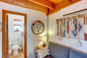 - un salon avec un canapé bleu et des toilettes dans l'établissement Cortez Casita with Hot Tub at Bella Vista Ranch, à Cortez 18 autres photos