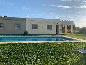 una casa con piscina delante en Chacra DOS TEROS I y II, en Gualeguay