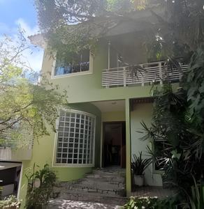 uma casa verde com escadas e uma varanda em Samauma Floripa Aluguel de Quartos em Florianópolis mais 30 fotografias