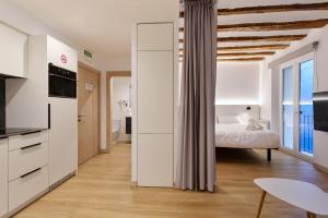 Zimmer mit einem Bett und einem Zimmer mit einem Tisch in der Unterkunft Boutique Apartment Linda by Clabao in Pamplona + 71 Fotos